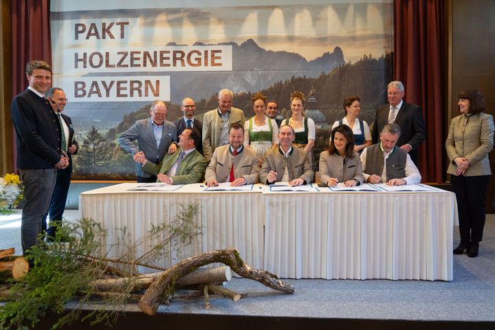 Die Unterzeichnung des Paktes Holzenergie Bayern fand im Kloster Ettal statt. Foto: Bastian Brummer/StMWi
